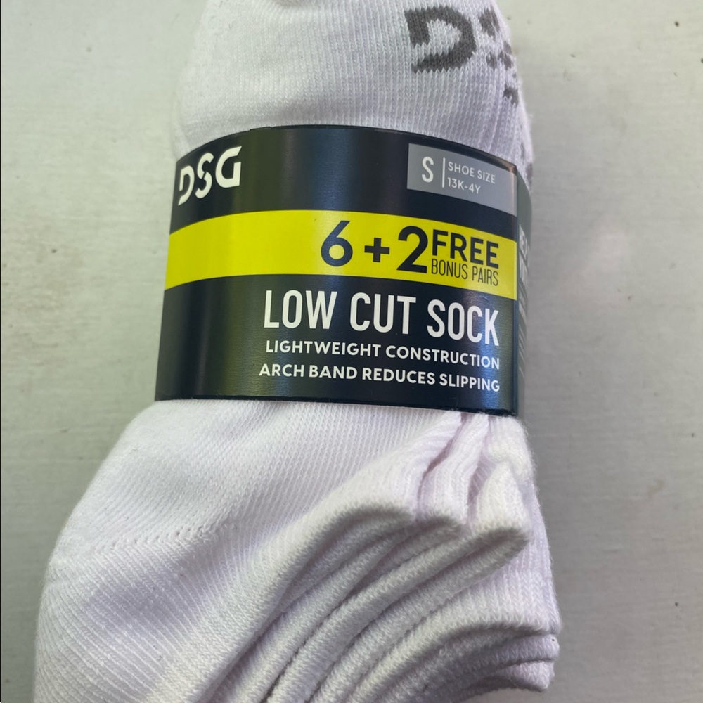 DSG low cut - youth 13k-4y, 8 pairs, one pair is back
